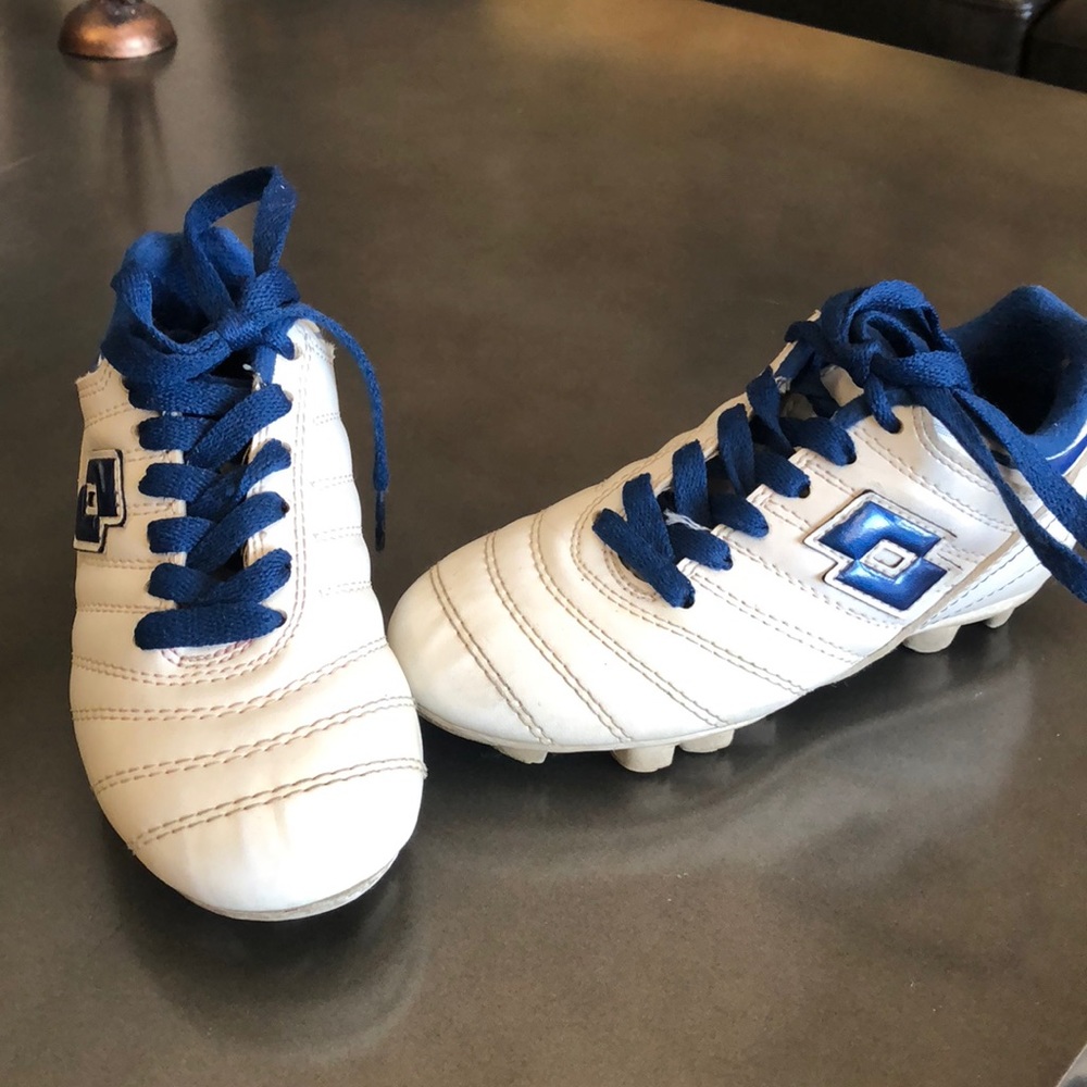 Lotto outdoors soccer shoes for kids